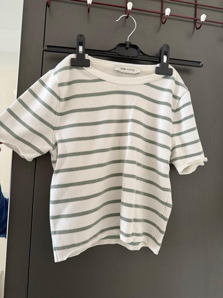 Yeşil Çizgili Kadın Kısa Kollu Tişört - Görsel 3