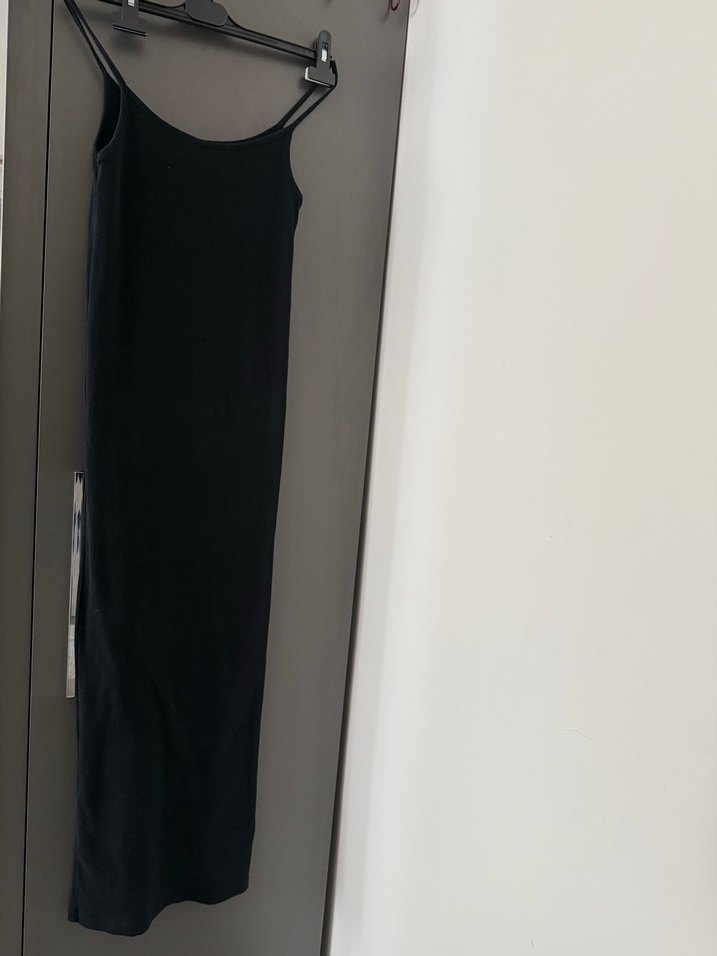 Siyah Uzun İnce Askılı Kadın Elbise - Görsel 3