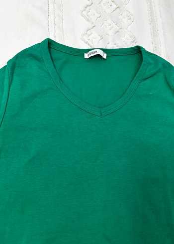 Yeşil V Yaka Kadın Tişört - Görsel 2