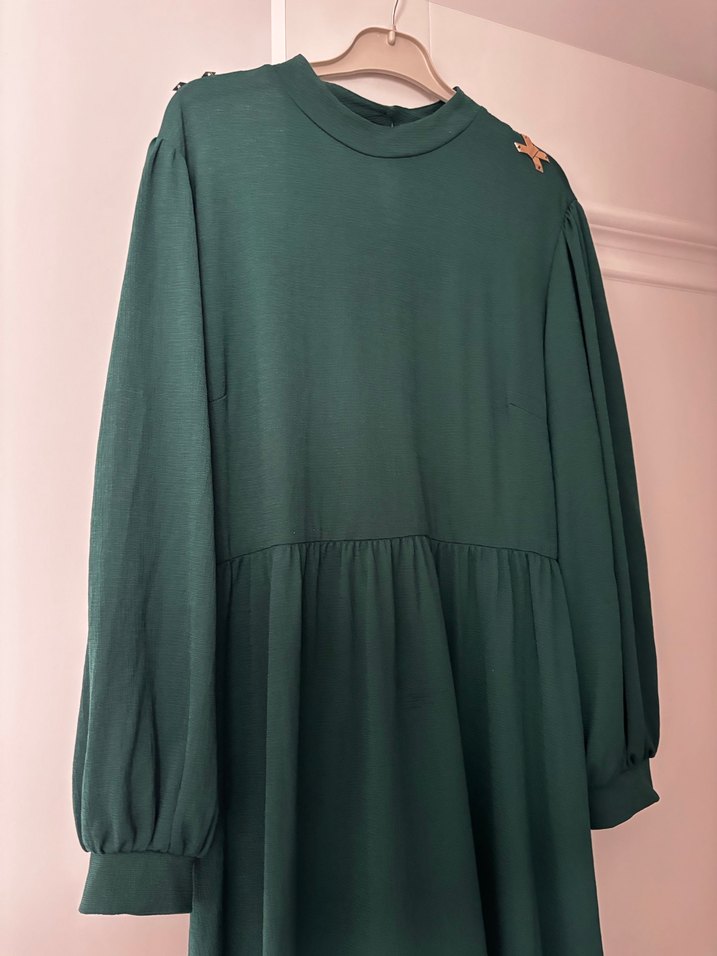 Düğmeli Yüksek Yakalı Uzun Yeşil Elbise - Görsel 2