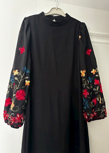 Çiçek İşlemeli Uzun Siyah Elbise - Görsel 3