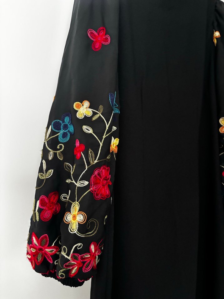 Çiçek İşlemeli Uzun Siyah Elbise - Görsel 2