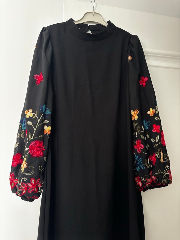 Çiçek İşlemeli Uzun Siyah Elbise - Görsel 3