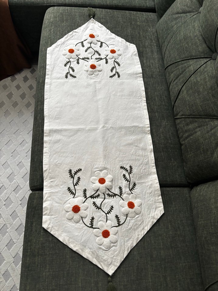 Nakışlı Beyaz Masa Örtüsü - Görsel 2