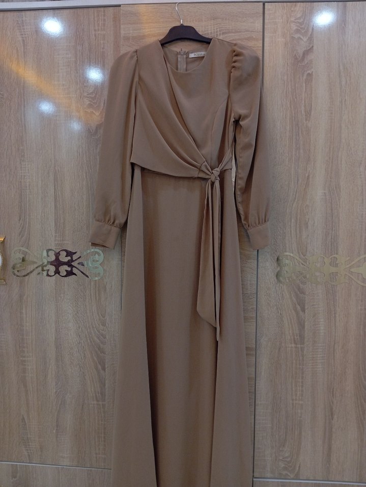 krem rengi belden bağlamalı uzun elbise - Görsel 4