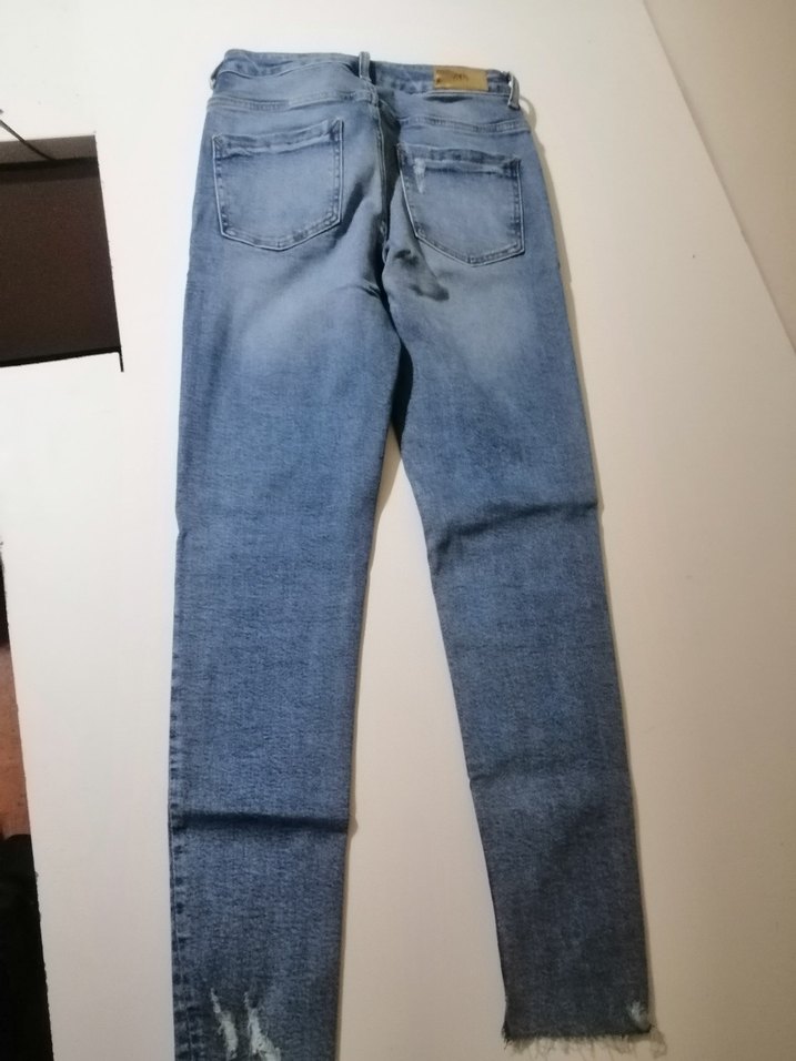 Zara Kadın Mavi Baskılı Denim Jean
Eur 36, USA 4 Mex 26 - Görsel 4