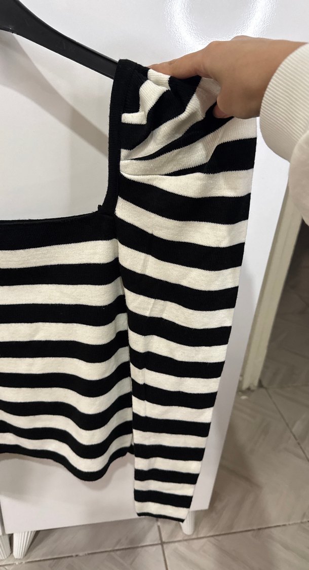Çizgili Siyah Beyaz Triko kazak - Görsel 3