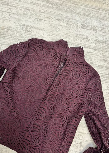 Bordo Dantel İşlemeli Yüksek Yakalı Kadın Bluz - Görsel 3