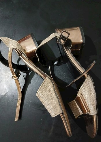 Altın Renkli Klasik Topuklu Kadın Ayakkabı - Görsel 3
