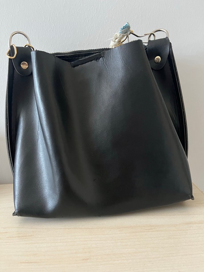 Zincir Detaylı Siyah Yılan Desenli Deri Çanta - Görsel 2