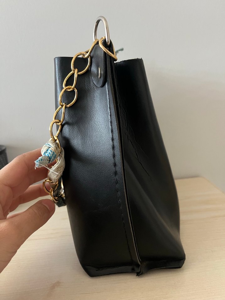 Zincir Detaylı Siyah Yılan Desenli Deri Çanta - Görsel 3