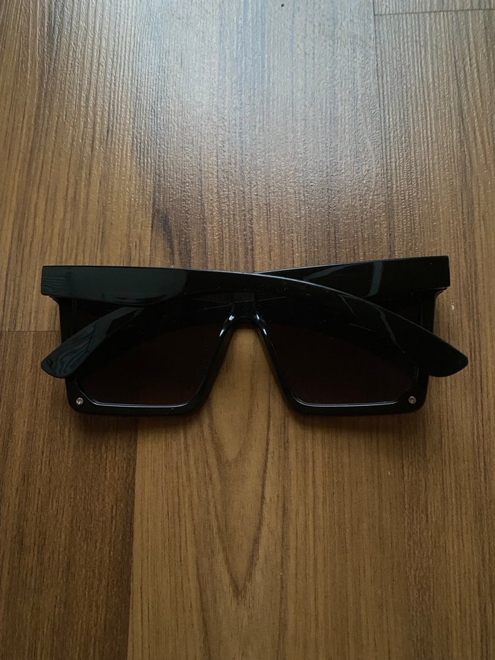 Siyah Güneş Gözlüğü - Görsel 3