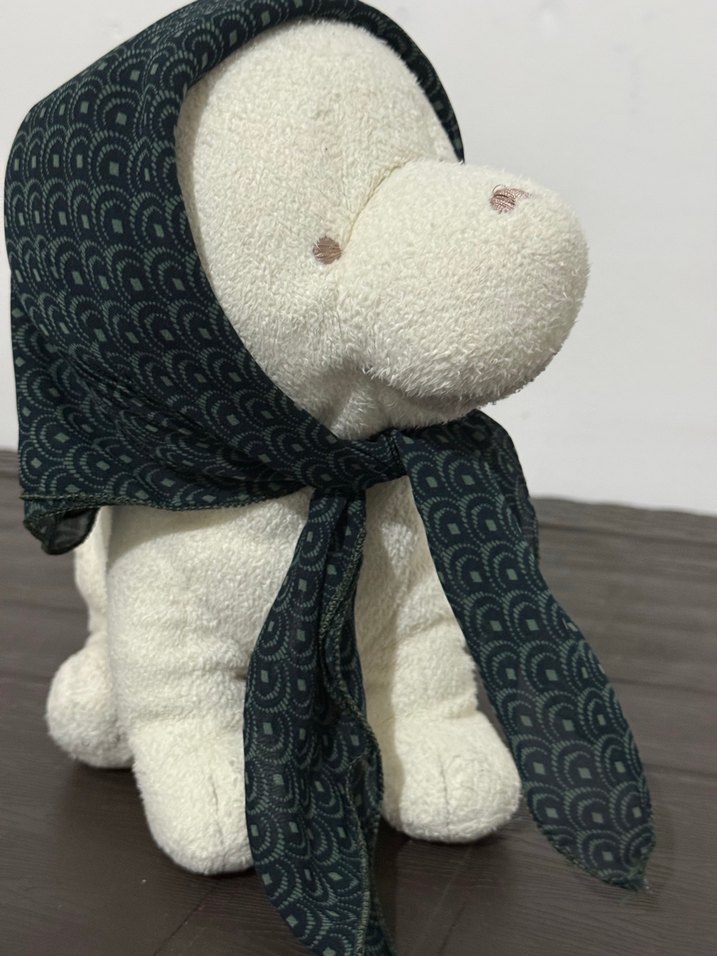 Yeşil Fularlı Beyaz Peluş Oyuncak - Görsel 3