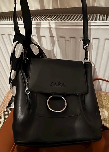 Zara Siyah Deri Gorunumlu Capraz Canta