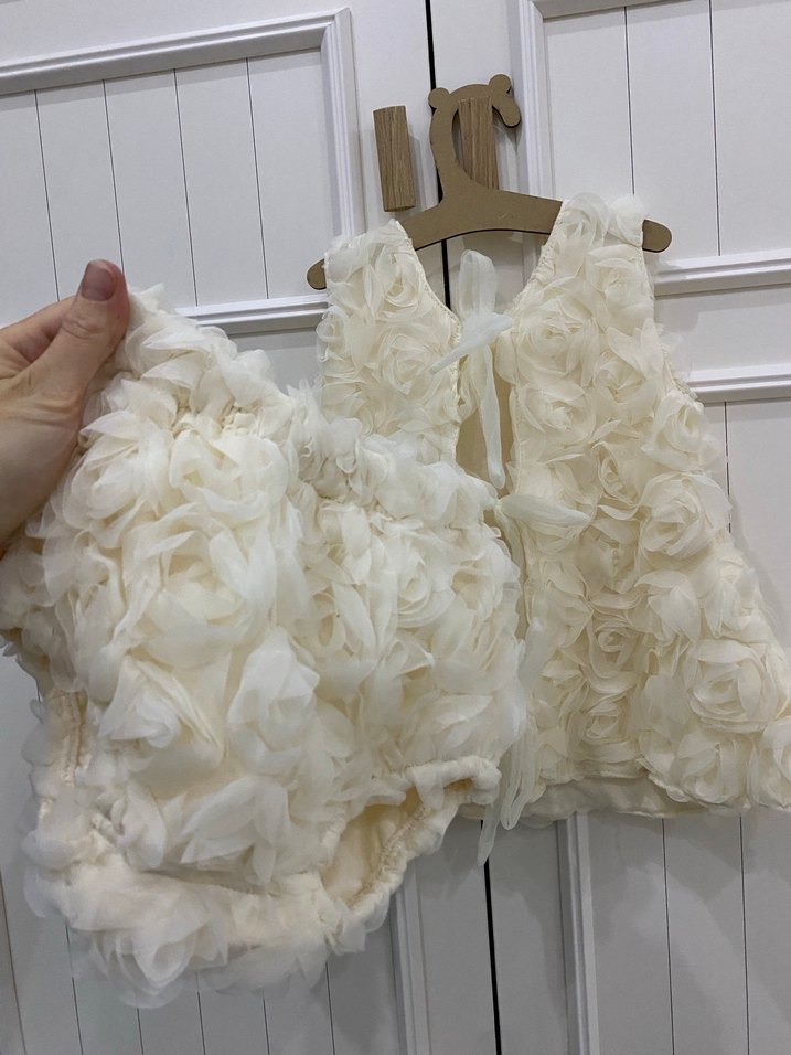 Klasik Beyaz Çiçekli Kız Elbisesi - Görsel 4