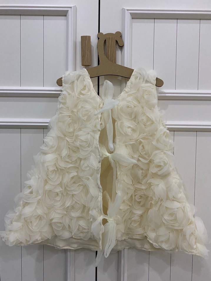 Klasik Beyaz Çiçekli Kız Elbisesi - Görsel 2