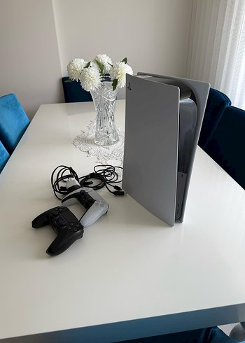 Beden Renk PlayStation 5 Konsol ve 2 Kablosuz Kontrolcü