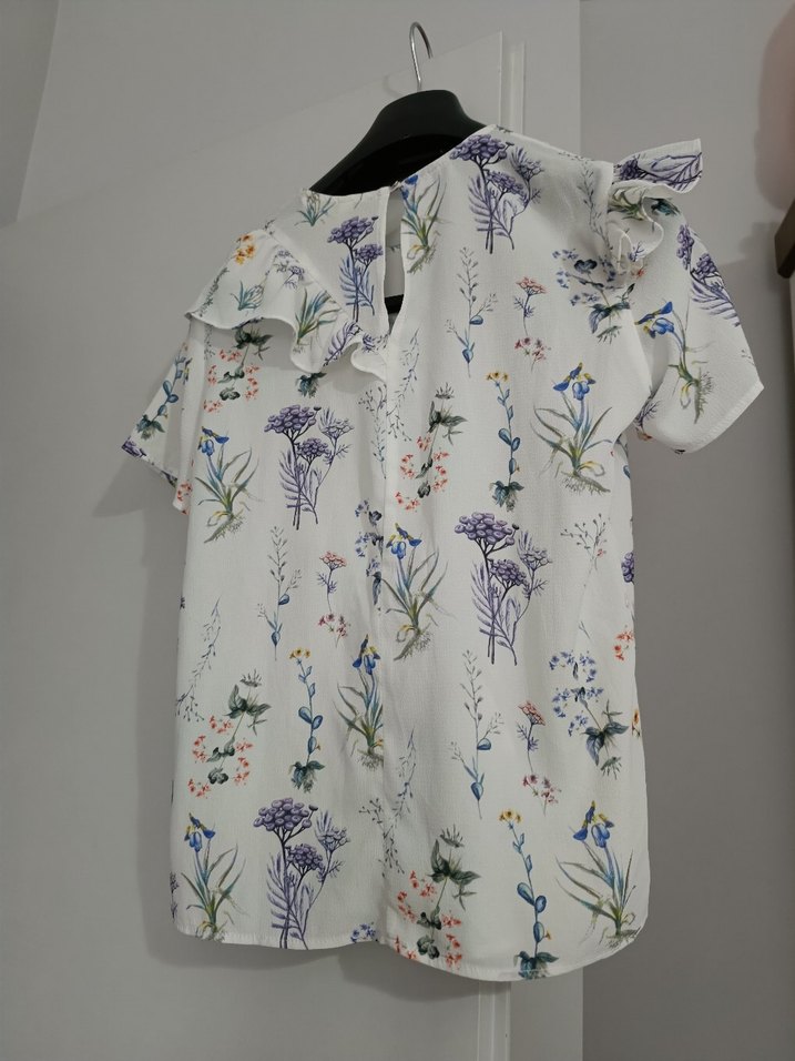 Pamuklu Çiçek Desenli Fırfır Detsylı Bluz - Görsel 3