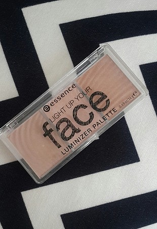 Essence Highlighter Paleti