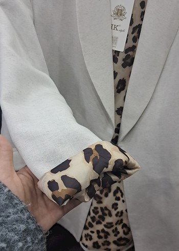 Leopar Detaylı Beyaz Kısa Kadın Blazer - Görsel 4