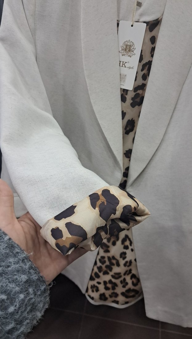 Leopar Detaylı Beyaz Kısa Kadın Blazer - Görsel 4