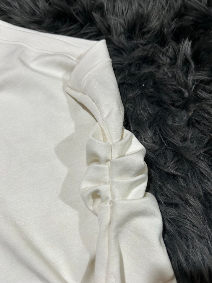 Beyaz Drapeli tek kol bluz - Görsel 3