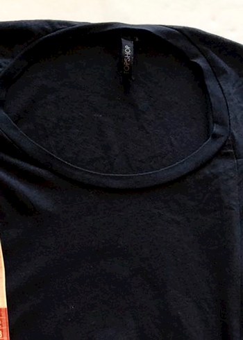 Farklı bir kalıbı olan tişört - Görsel 4