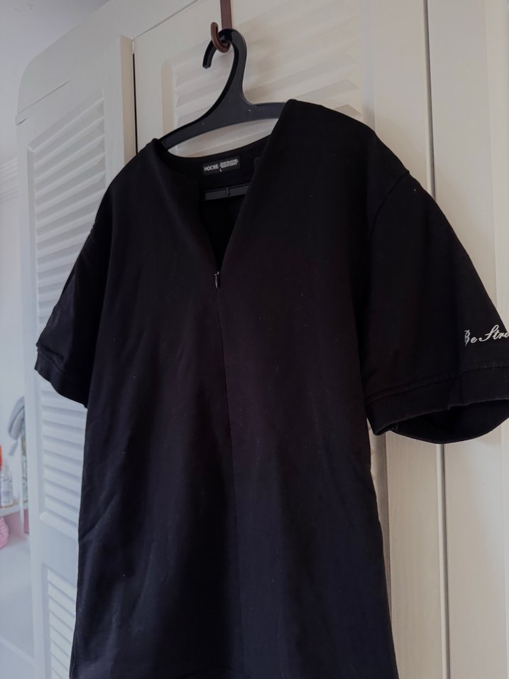 Siyah V Yaka Tişört - Görsel 2