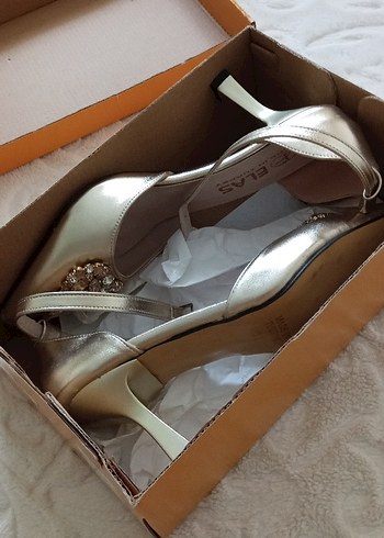 Kadın Altın Renkli Tokalı Topuklu Ayakkabı - Görsel 3