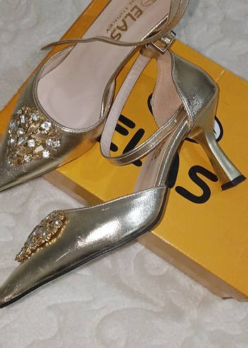 Kadın Altın Renkli Tokalı Topuklu Ayakkabı - Görsel 2