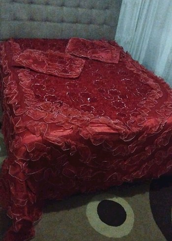 Bordo İşlemeli Yatak Örtüsü - Görsel 3