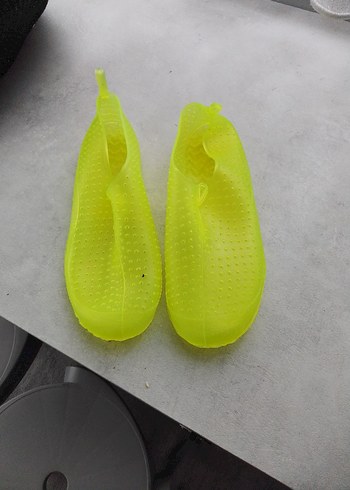 Şeffaf Sarı Erkek Su Ayakkabısı 34 yazıyor ama 33 numaraya uygun - Görsel 3