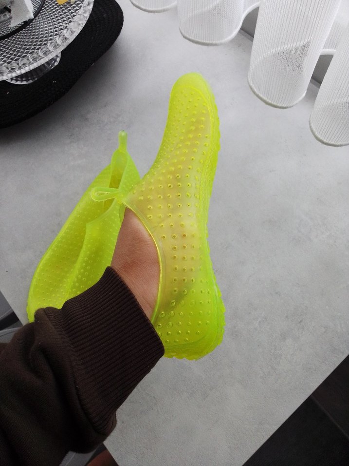 Şeffaf Sarı Erkek Su Ayakkabısı 34 yazıyor ama 33 numaraya uygun - Görsel 2