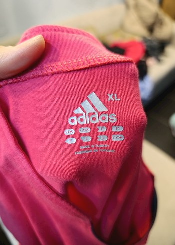 Kadın Pembe V Yaka Fermuarlı Tişört - Görsel 2