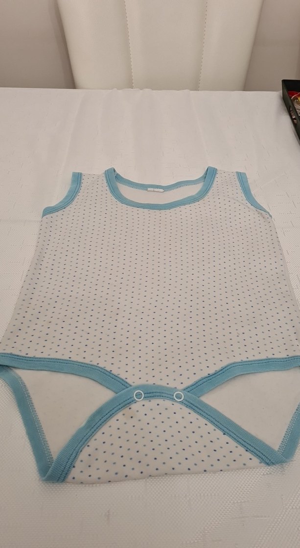 Mavi Kenarlı Beyaz Askılı Bebek Body - Görsel 3