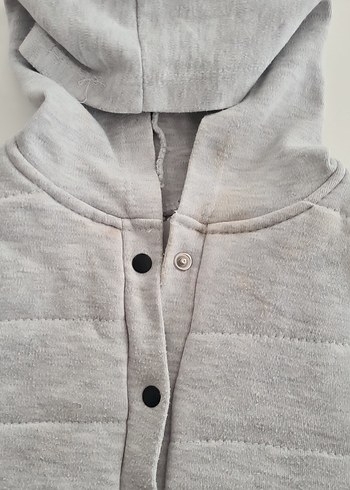 Erkek Çocuk Gri Düğmeli Kapüşonlu Yelek - Görsel 3