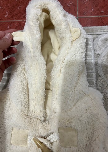 Kız Çocuk Beyaz Kapüşonlu Kürklü Yelek - Görsel 2