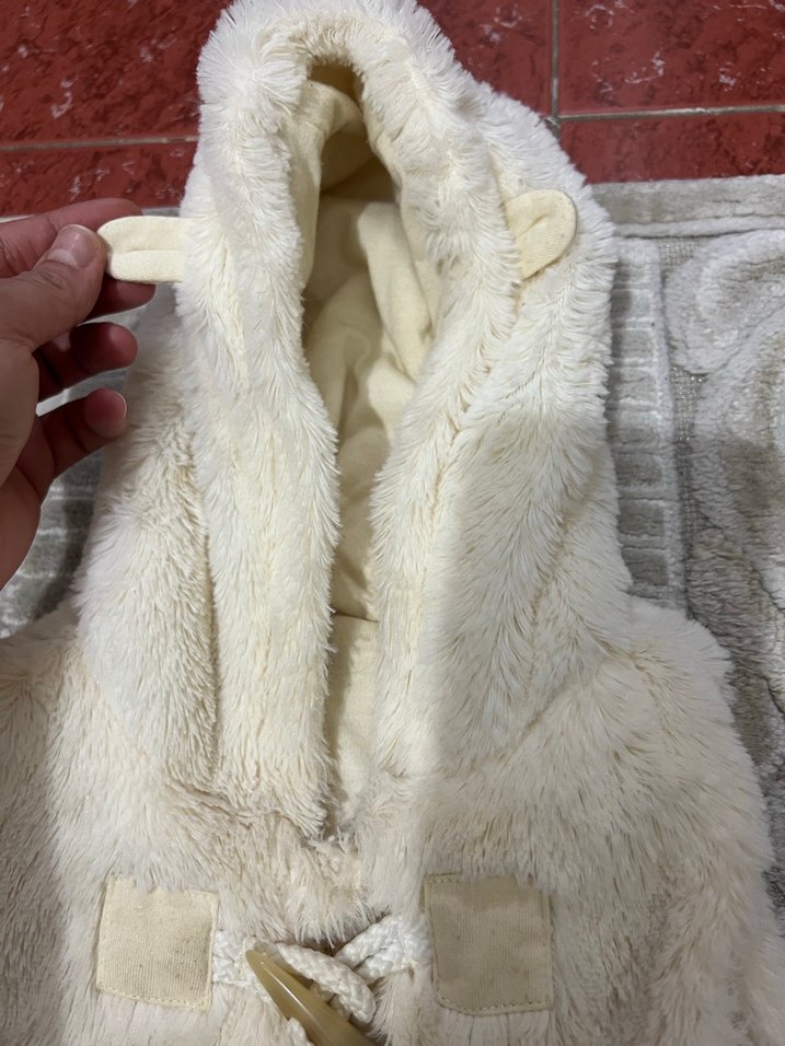 Kız Çocuk Beyaz Kapüşonlu Kürklü Yelek - Görsel 2