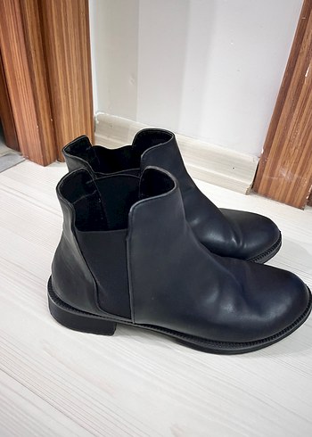 Siyah Deri Kadın bot - Görsel 2