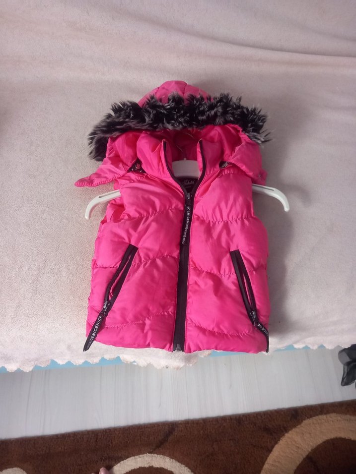 Kız Çocuk Kapüşonlu Pembe Kürklü Yelek - Görsel 3