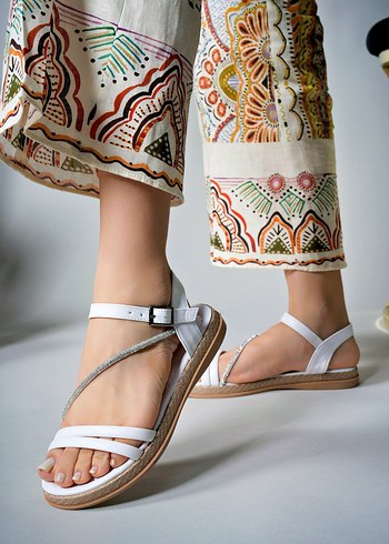 Beyaz Boncuklu Yılan Desenli Dolgu Topuklu Sandalet - Görsel 6