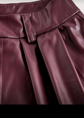 Bordo Pilili Deri Mini Şort - Görsel 4