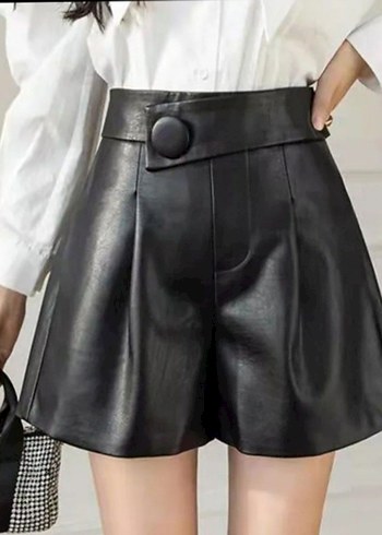 Düğmeli Siyah Deri Mini Şort - Görsel 3