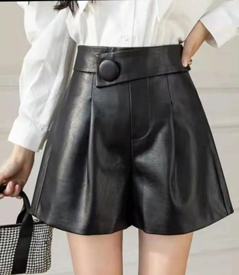 Düğmeli Siyah Deri Mini Şort - Görsel 3