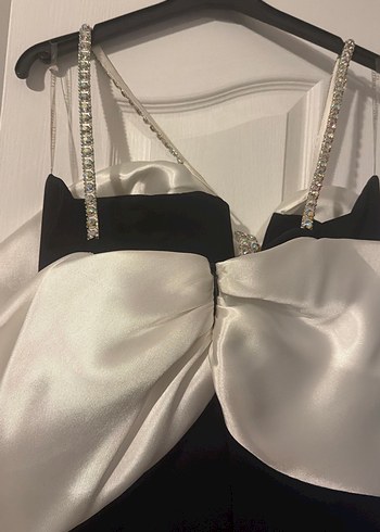 Beyaz Siyah Uzun Drapeli Straplez Abiye Elbise - Görsel 6