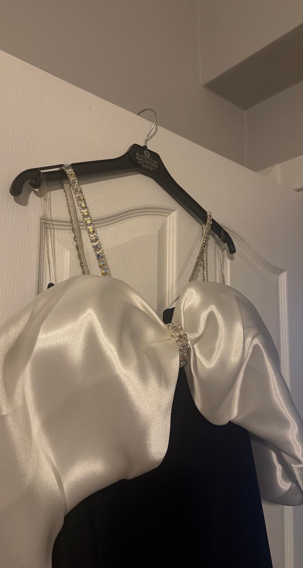 Beyaz Siyah Uzun Drapeli Straplez Abiye Elbise - Görsel 3