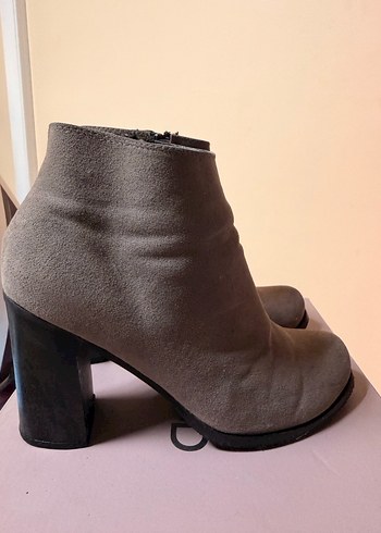 Gri Süet Dolgu Topuklu Kadın Bot - Görsel 2