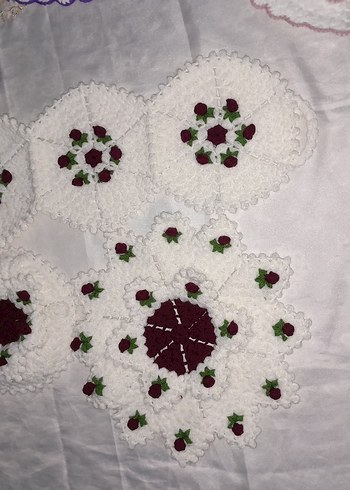 El Yapımı Beyaz Kırmızı Çiçekli Örgü Set - Görsel 3