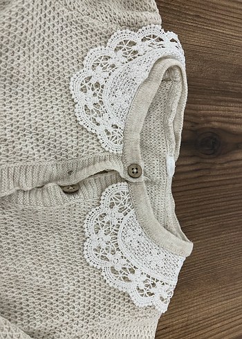 Kız Çocuk Bej Dantel Detaylı Örgü Hırka - Görsel 3