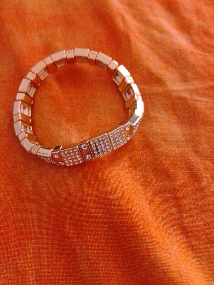 Siyah Fiyonk Detaylı Minimalist Taç - Görsel 4